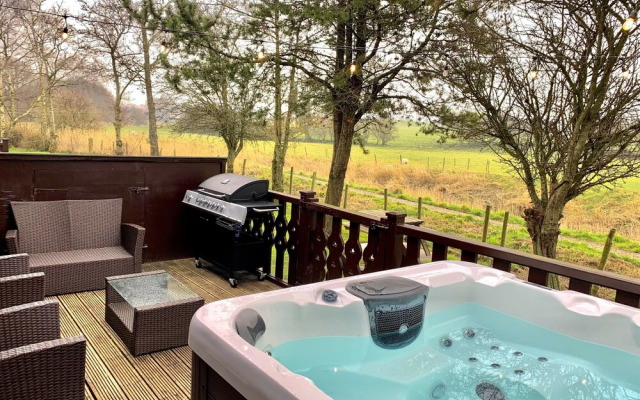 Keer Side Lodge, Luxury Lodge With Private hot tub at Pine Lake Resort