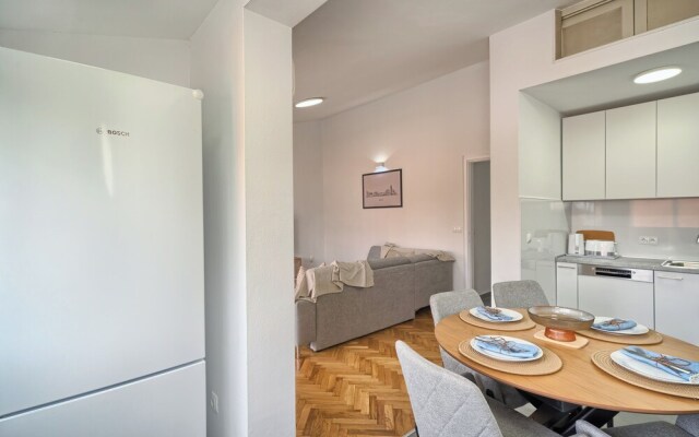 A1-luxury apt w big Balcony, 4 min Walk to Beach