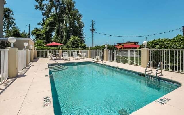 Econo Lodge Inn and Suites