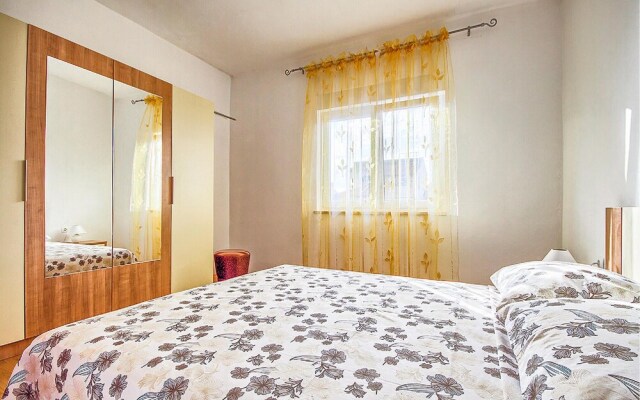 Beautiful Apartment in Valbandon With Wifi and 2 Bedrooms