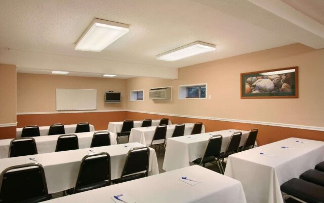 Howard Johnson by Wyndham Portland Airport