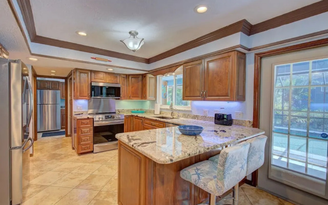 Spacious 4 3 Retreat- Heated Pool-playroom