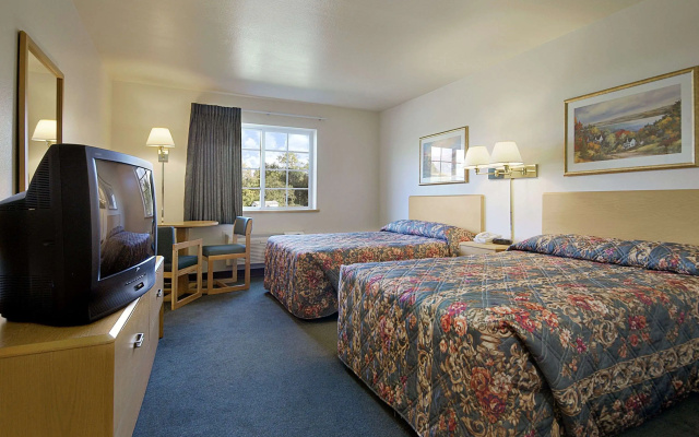 Super 8 by Wyndham Ava