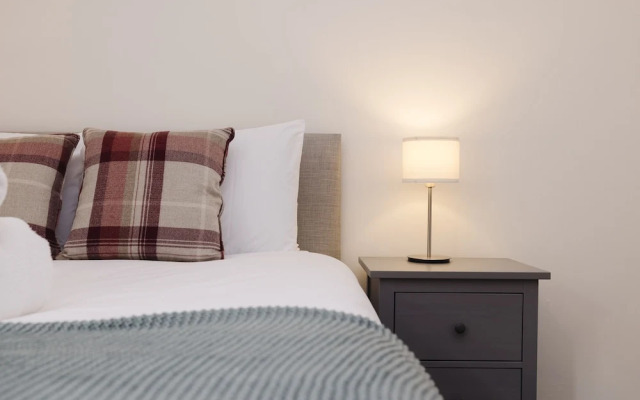 JOIVY Beautiful 2-Br Mews Home, Near Princes Street
