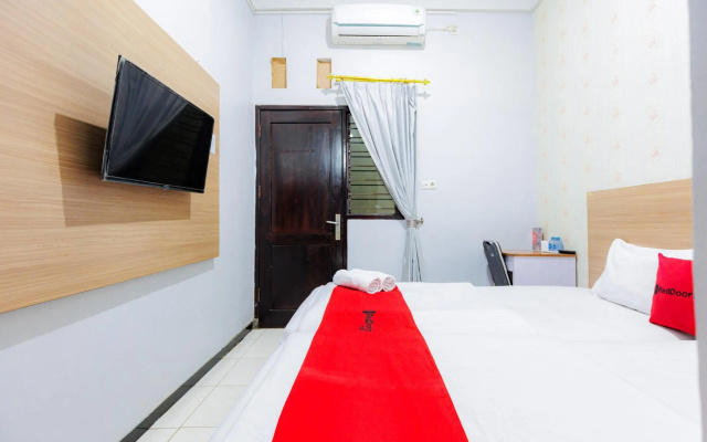 RedDoorz Plus near Malang Town Square – Guest Rooms – Malang