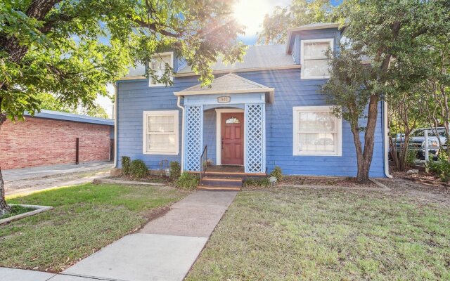 The Old Downtown Historic Grand Prairie House 4 Bedroom Home by RedAwning