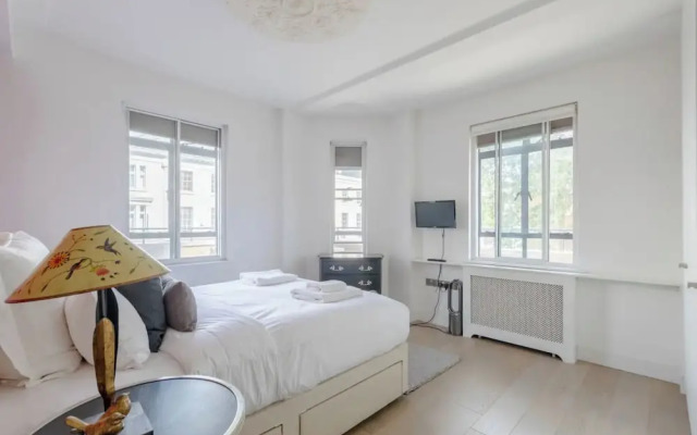 Sleek & Stylish 1BD Flat w/ Balcony - Kings Road