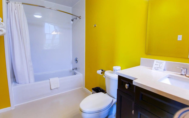 James Bay Inn Hotel & Suites