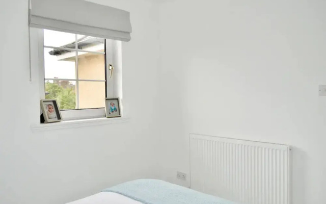 Modern And Central Flat In Roseburn Area