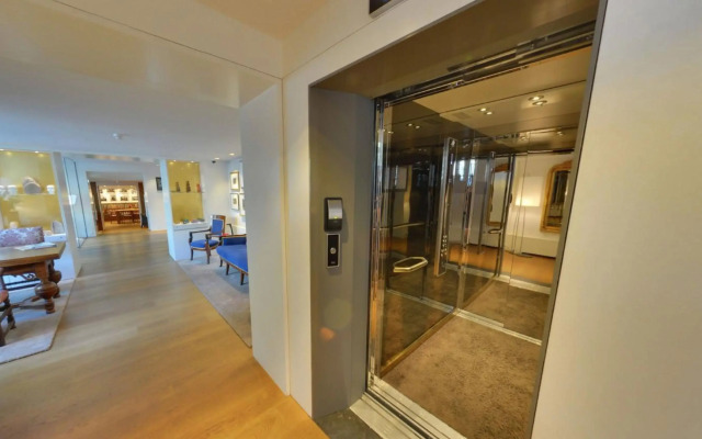 Ambassade Hotel