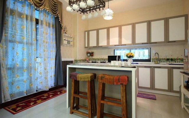 Textile Girl Romantic Homestay