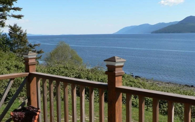 The Getaway Waterfront Cottage