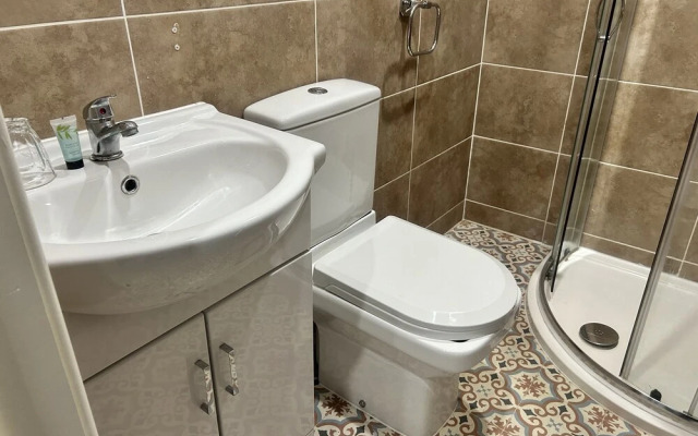 Private Luxury Apartment - Free Parking & Wi-fi