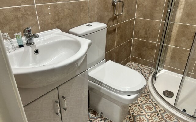 Private Luxury Apartment - Free Parking & Wi-fi