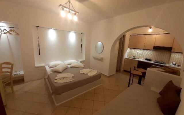 Little Yard Studios & Apartments #6