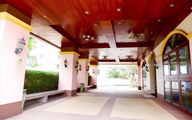Dee Prom Hotel