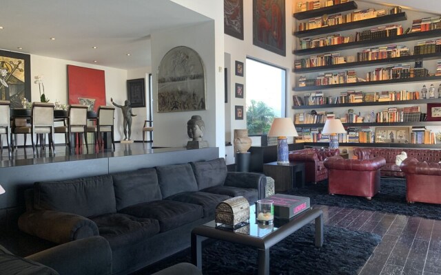 Luxury Villa Marathon