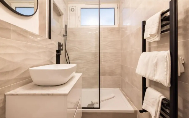 The Broxwood Way Escape - Elegant 1Bdr Apartment With Terrace