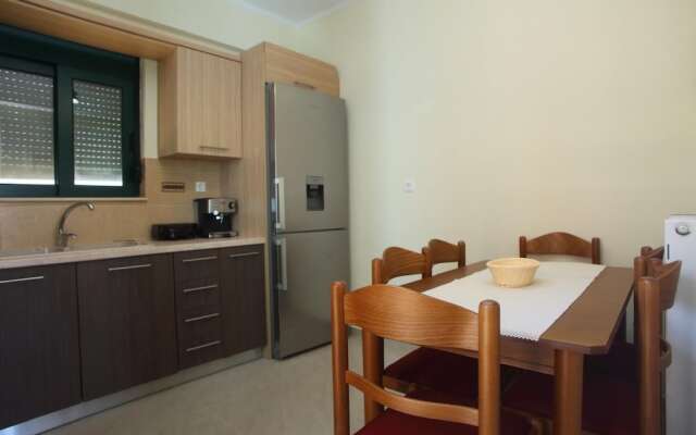 Charming 4-bed House in Nikiana