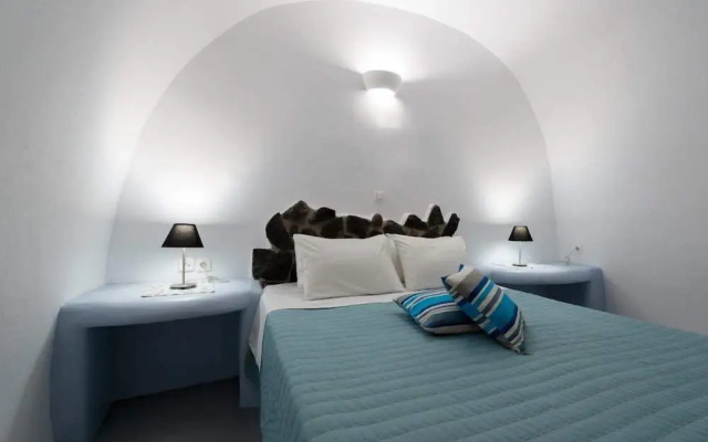 Fira White Residence