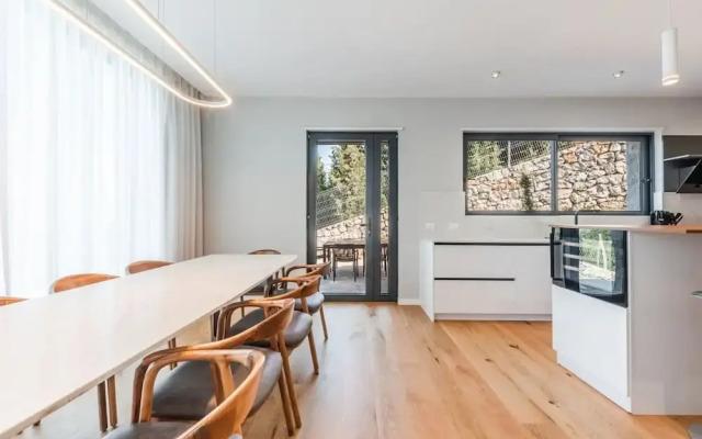 Villa Serenity Luxury Lakeside Manor