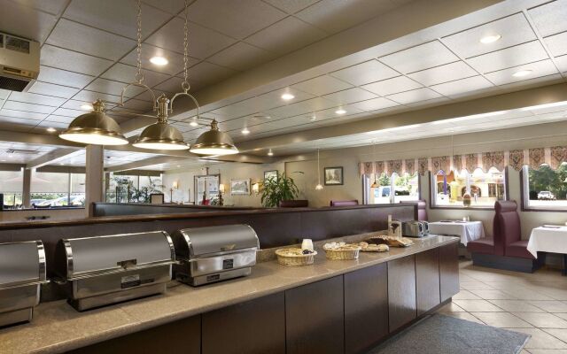 HomeTowne Studios by Red Roof & Conference Center Cortland