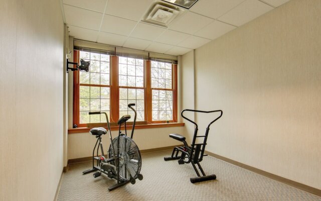 Conference Center & Pond: New Kensington Apartment