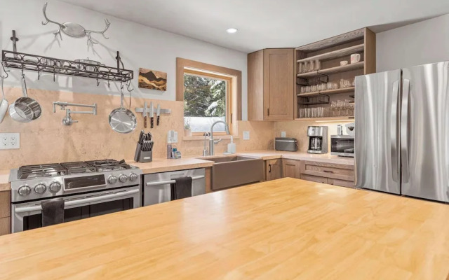 Tahoe City Retreat For 8!