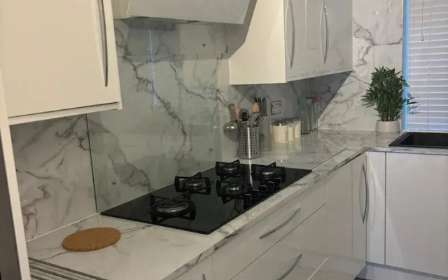 Dartford, 4 Beds, Sleeps 8, Near Bluewater and M25