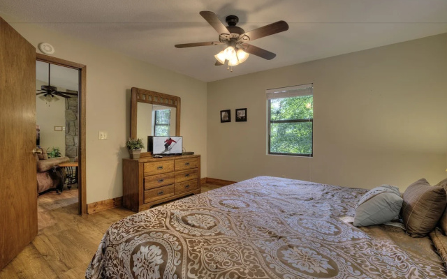 Bears Delight  320 - Three Bedroom Cabin