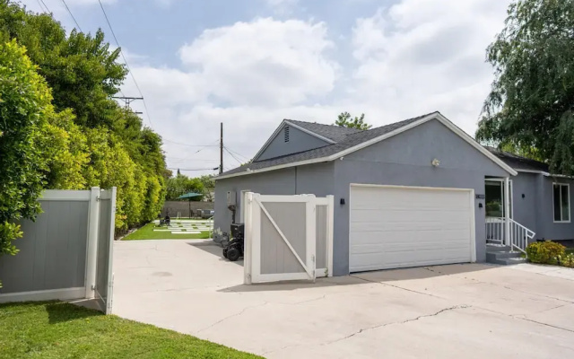 Upscale Upgraded Beautiful Spacious 3BR House in Encino Fully Renovated With Garage Very Large Fenced Yard Patio AT END OF Cul-de-sac p84