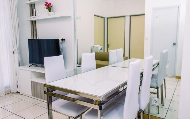 Warm And Minimalist 3Br Apartment At M-Town Residence