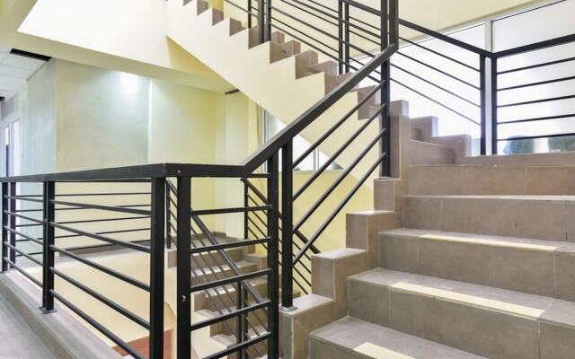 RedDoorz Plus near TIS Square