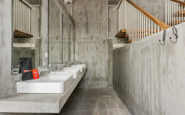 RedDoorz Hostel near Malang Train Station 2