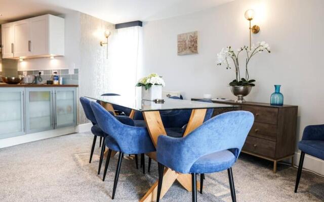Beautiful 3 bedroom apartment by the Sea