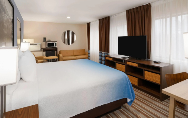 Super 8 by Wyndham Longmont/Twin Peaks