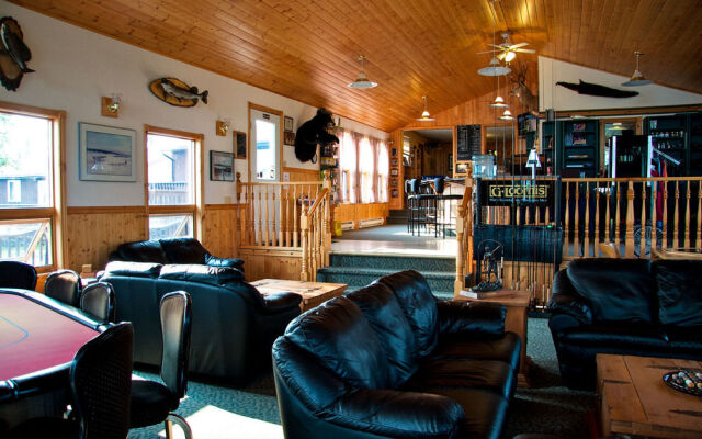 Selwyn Lake Lodge