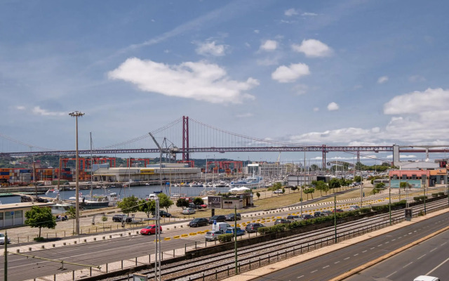 Nomad's 2bdr Riverside Lisbon