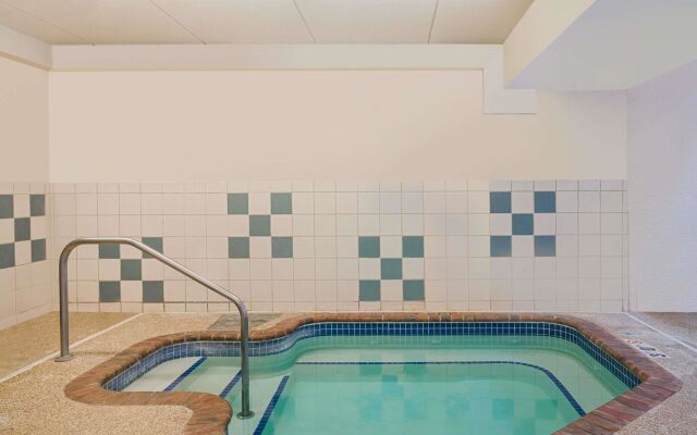 Ramada Hotel & Conference Center by Wyndham Plymouth