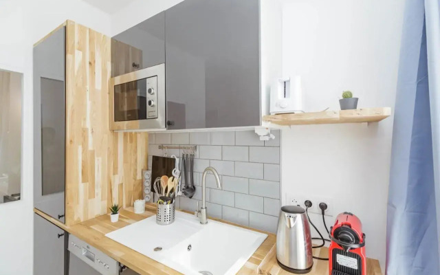 NICE 23 m Bright and Renovated - courtyard side