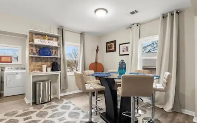 1087 Windsor