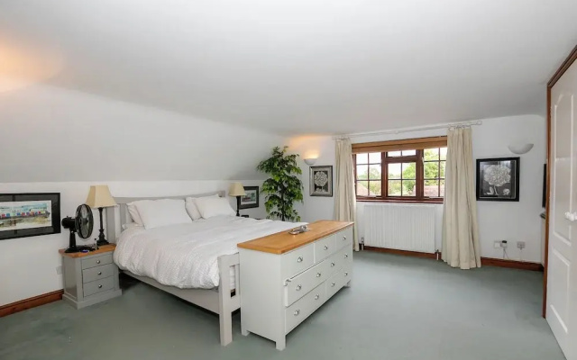 Lovely 5BD Home with Cinema & Games Room