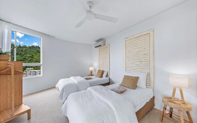 Three B Airlie 2 bedroom unit Seaviews & Pool