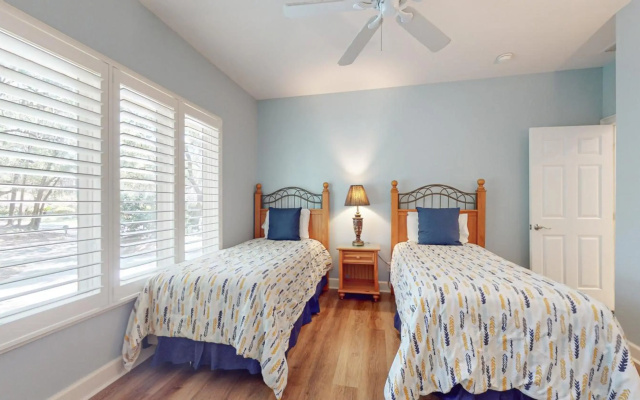 1 Troon Dr