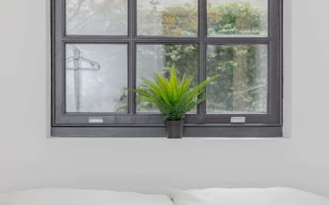 Sleek & Stylish 2BD Flat - Warren Street