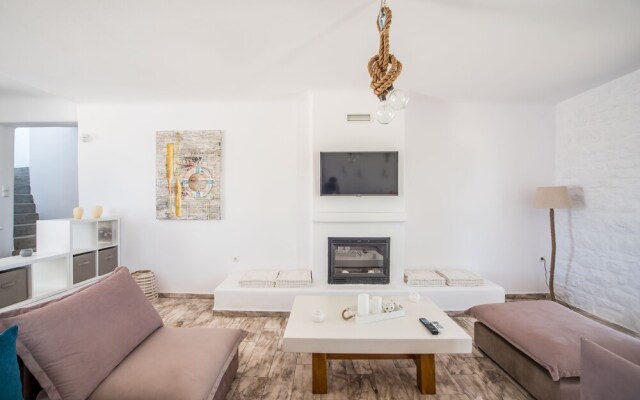 Funky holiday home with pool, next to the beach by VillaRentalsgr