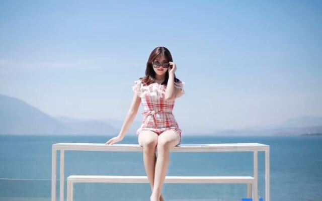 Mei Lu. Lakeside  Hotel