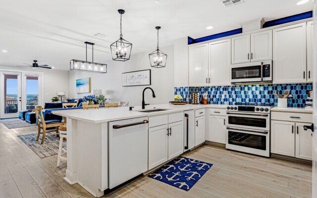 Luxury Waterfront Condo W/pool & Views!