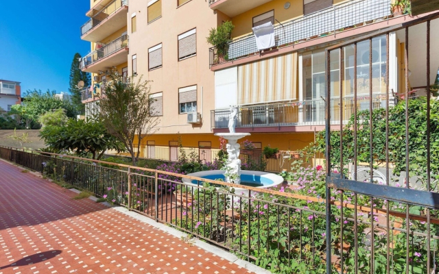 Snug Holiday Home in Niza di Sicilia with Balcony