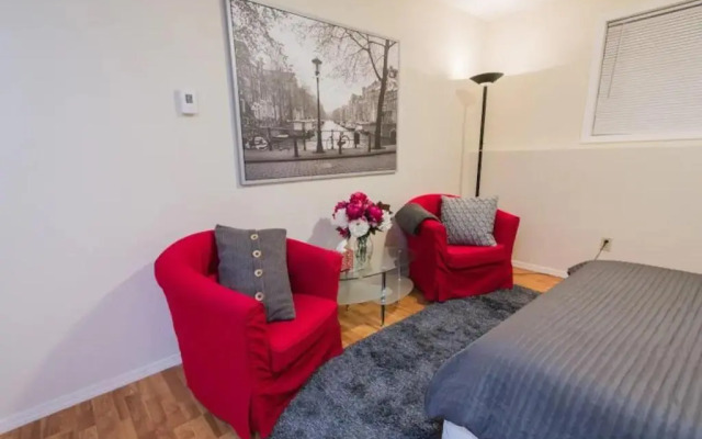 Two Bedroom MIL Apartment Close to Airport Link Rail